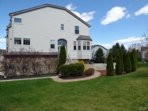 4136 Waterford Dr in Center Valley, PA - Foto de edificio - Building Photo