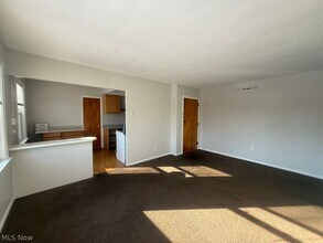 2027 Warrensville Center Rd in South Euclid, OH - Building Photo - Building Photo