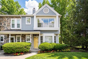 2 Jodhpur Ct in Tinton Falls, NJ - Building Photo