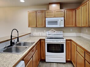 16617 53rd Ave Ct E in Tacoma, WA - Foto de edificio - Building Photo