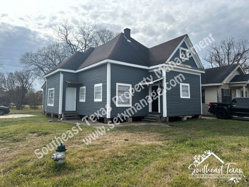 1709 Mcfaddin Ave in Beaumont, TX - Building Photo