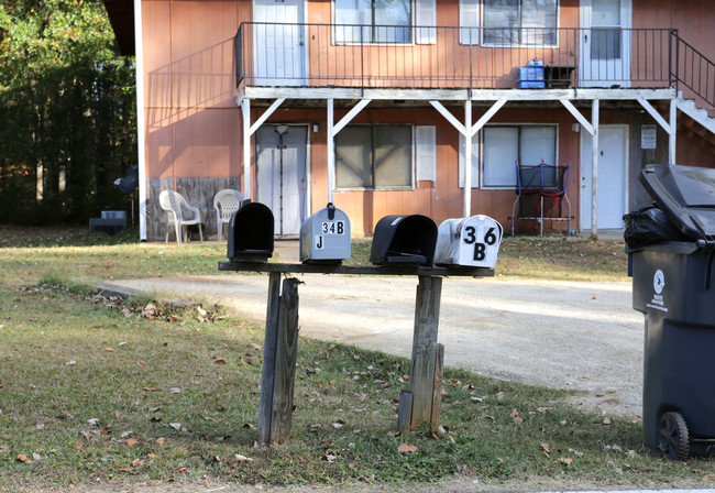 34-36 Bennett St in Newnan, GA - Foto de edificio - Building Photo