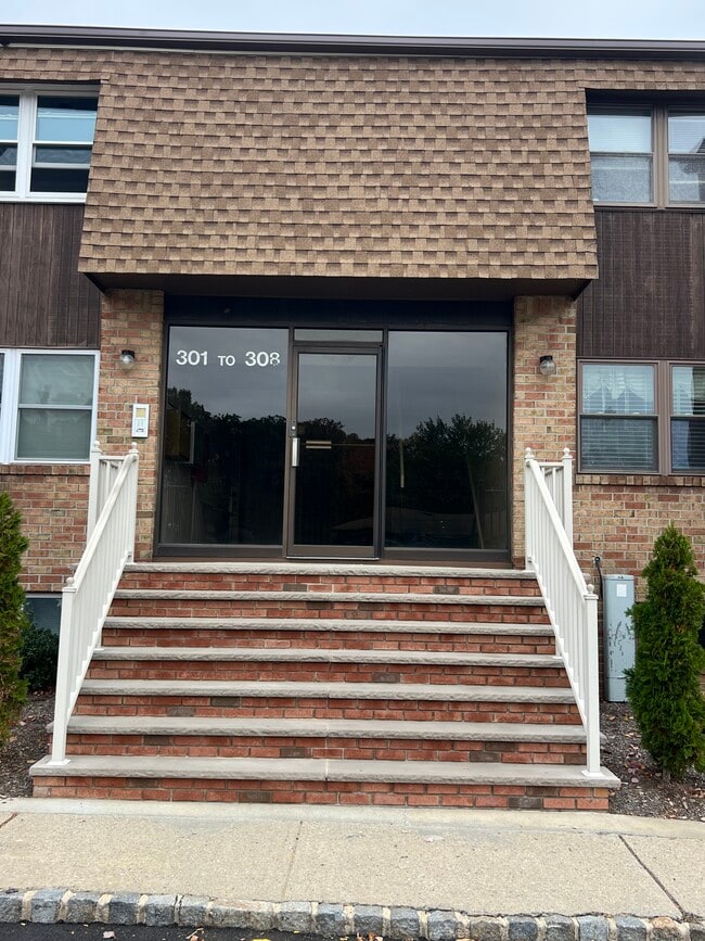 306 Sharon Garden Ct, Unit 306 in Woodbridge, NJ - Building Photo - Building Photo