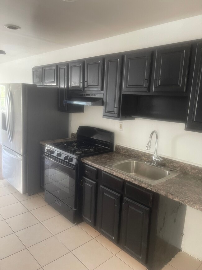 335 Claremont Ave, Unit Claremont B in Jersey City, NJ - Building Photo - Building Photo