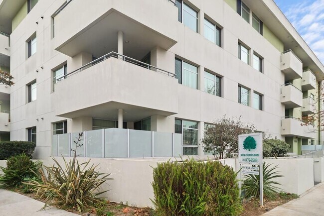 11406 Exposition Blvd., in Los Angeles, CA - Foto de edificio - Building Photo