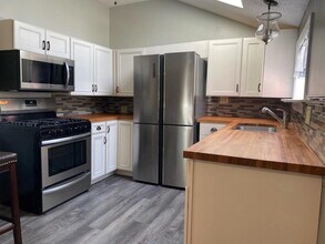 1136 Pownal Rd in Auburn, ME - Building Photo - Building Photo