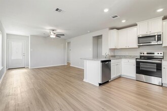 10423 Red Cardinal Dr in Cleveland, TX - Building Photo - Building Photo