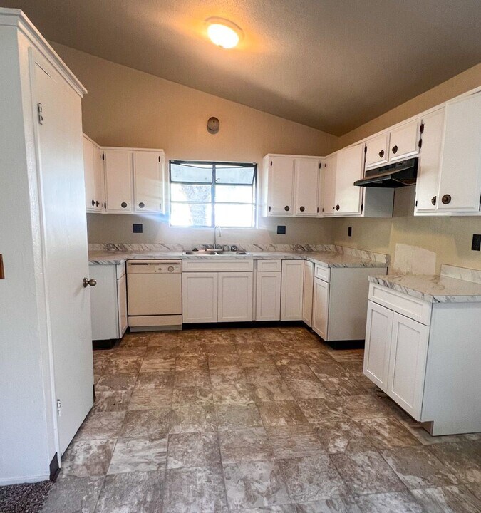1475 Manzanita Ave in Chico, CA - Building Photo
