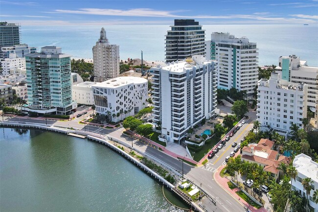 3200 Collins Ave, Unit 8 in Miami Beach, FL - Foto de edificio - Building Photo