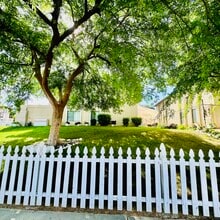 6005 Hill Dale Ct, Unit Hill Dale residences in Bakersfield, CA - Building Photo - Building Photo