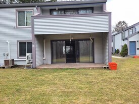 97 Candlewood Dr in South Windsor, CT - Building Photo