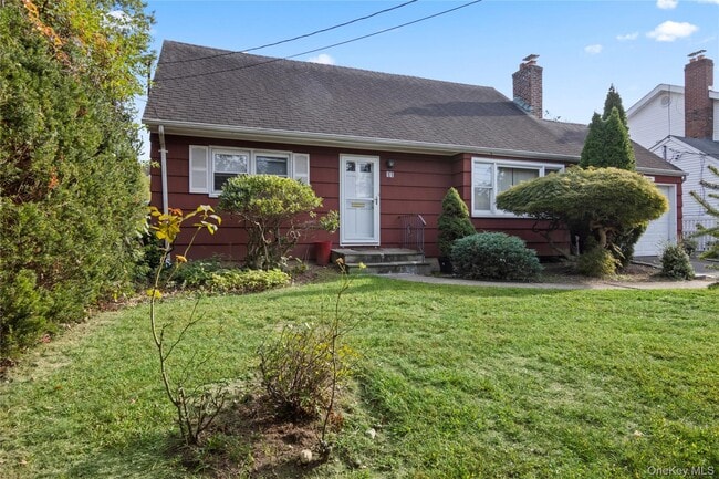 11 Glenwood Rd in Glen Head, NY - Building Photo - Building Photo