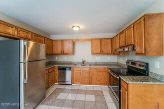 386 Beech Cliff Cir in Shepherdsville, KY - Building Photo - Building Photo