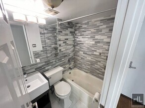 E 13TH ST., Unit 16 in New York, NY - Foto de edificio - Building Photo