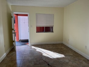 Baywalk Apartments in St. Petersburg, FL - Foto de edificio - Building Photo