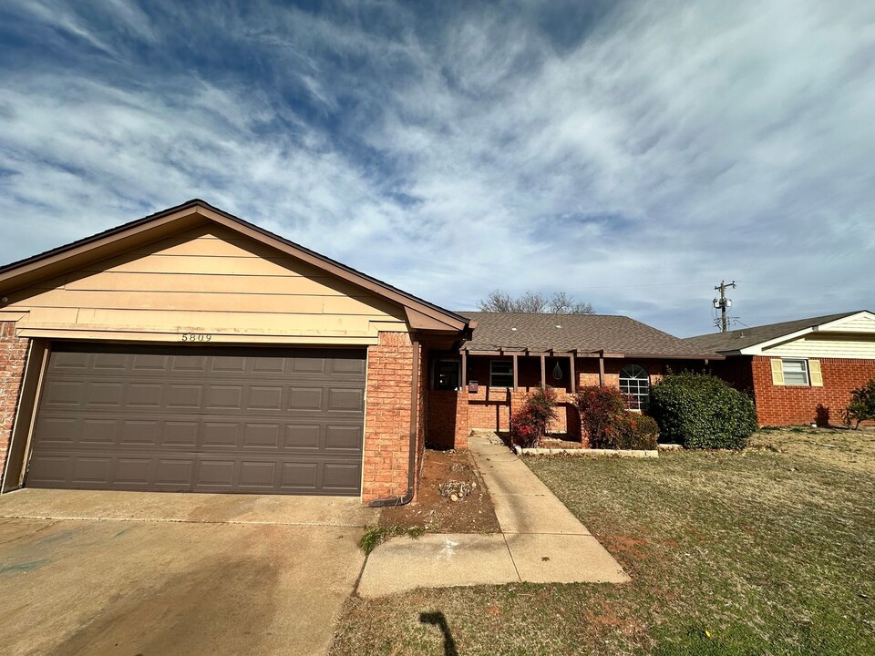 5809 NW 62nd Terrace in Warr Acres, OK - Building Photo