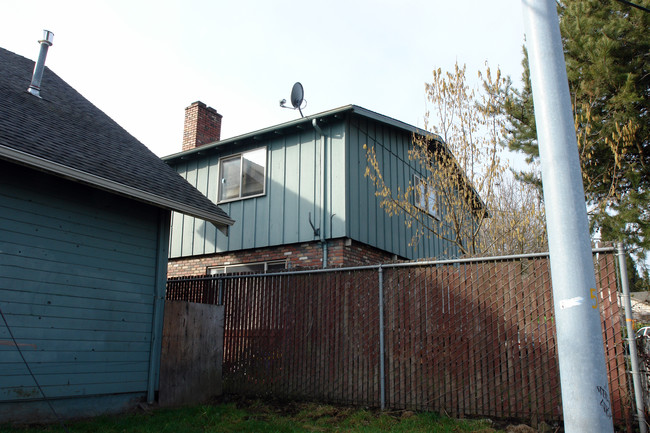 The Pines Apartments in Portland, OR - Building Photo - Building Photo