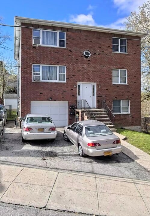 114 Lawton St in Yonkers, NY - Building Photo