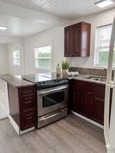 1527 NW 63rd St in Miami, FL - Foto de edificio - Building Photo