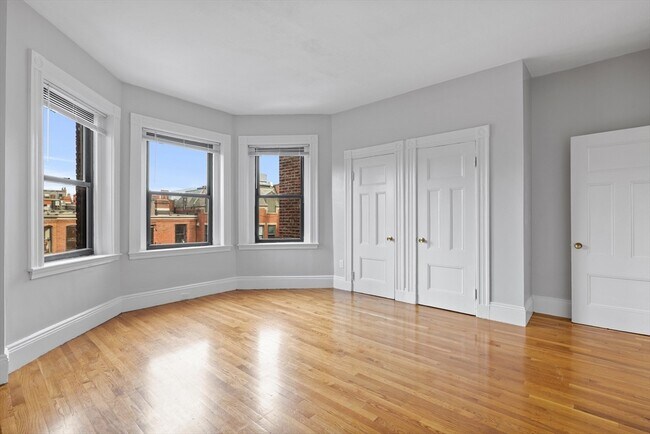 907 Boylston St, Unit 32 in Boston, MA - Building Photo - Building Photo