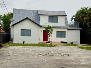 1129 SW 10th St in Miami, FL - Building Photo - Building Photo