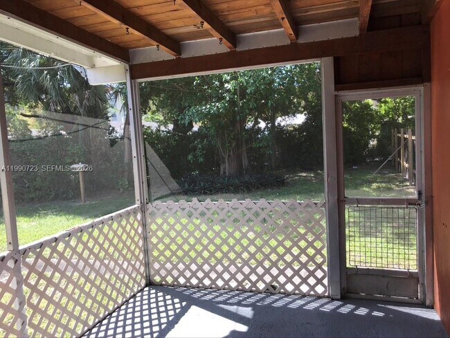 2210 NE 170th St in North Miami Beach, FL - Building Photo - Building Photo