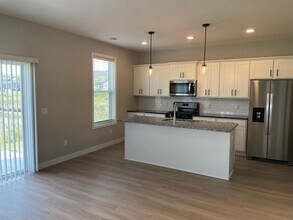 5072 Lambert Ave NE, Unit 12U-8 in Albertville, MN - Foto de edificio - Building Photo
