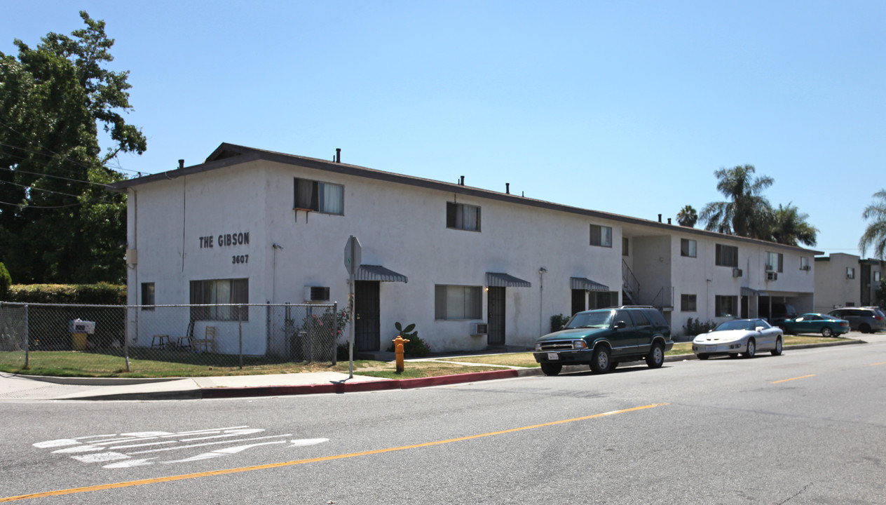 The Gibson Apartments in El Monte, CA - Foto de edificio