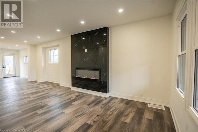 145 Gage Ave N in Hamilton, ON - Building Photo - Building Photo