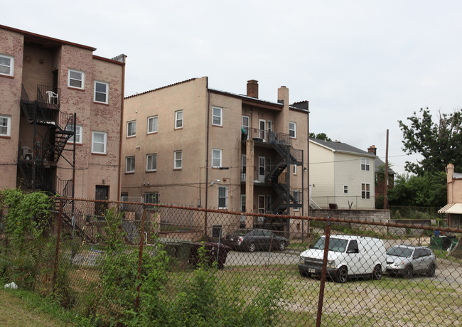 2830 R St SE in Washington, DC - Foto de edificio - Building Photo