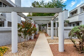 5644 Vineyard Ln in Las Vegas, NV - Building Photo - Building Photo
