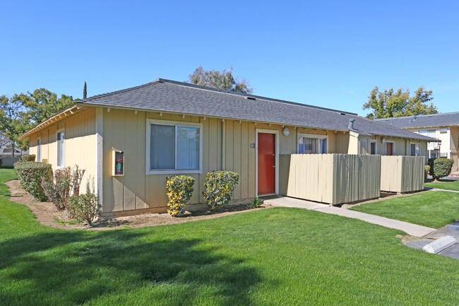 Parkwood Apartments in Fresno, CA - Building Photo - Building Photo