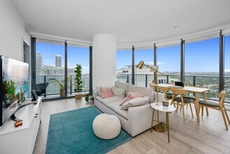 55 SW 9th St, Unit 3506 in Miami, FL - Building Photo - Building Photo