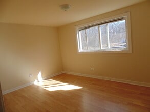 1002 Parkwood Dr in Joliet, IL - Building Photo - Building Photo