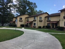 2823 Breezewood Ave in Fayetteville, NC - Building Photo