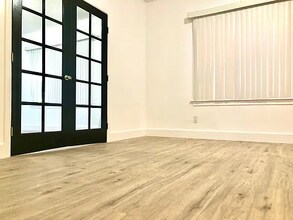 121 N New Hampshire Ave, Unit 101 in Los Angeles, CA - Building Photo - Building Photo