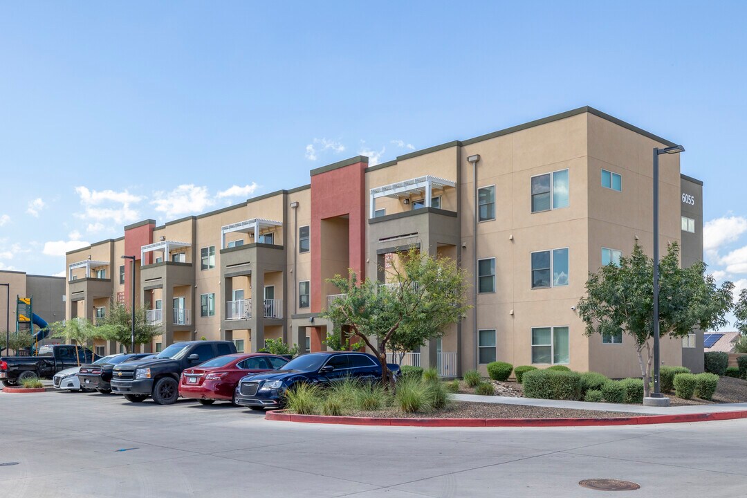 Lynne Village Apartments in Phoenix, AZ - Building Photo