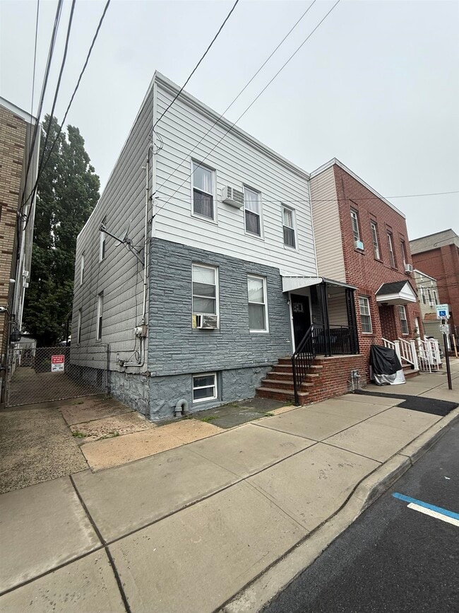 6115 Polk St in West New York, NJ - Building Photo - Building Photo