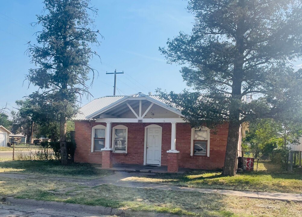 901 S Avenue B in Portales, NM - Building Photo