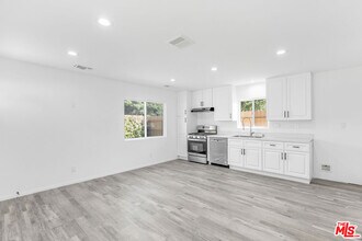 7309 N Wilbur Ave in Los Angeles, CA - Building Photo - Building Photo