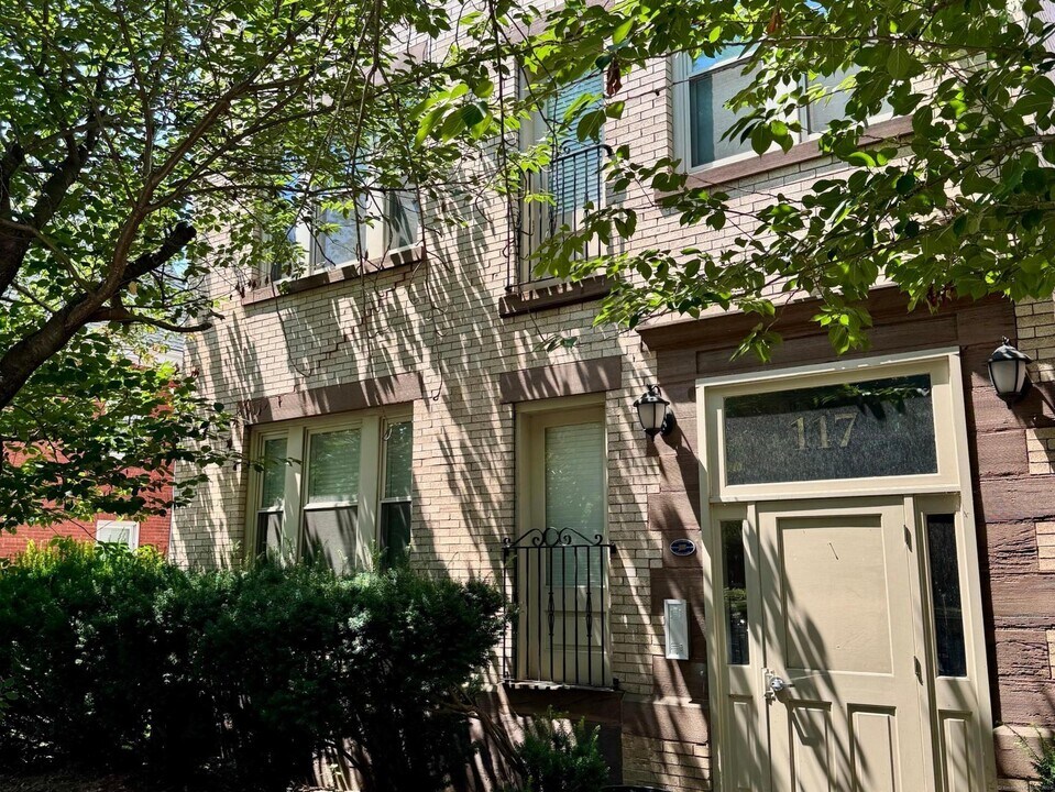 117 Sigourney St in Hartford, CT - Building Photo