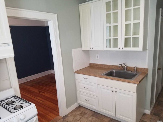 610 Jericho Turnpike-Unit -3 in New Hyde Park, NY - Building Photo - Building Photo