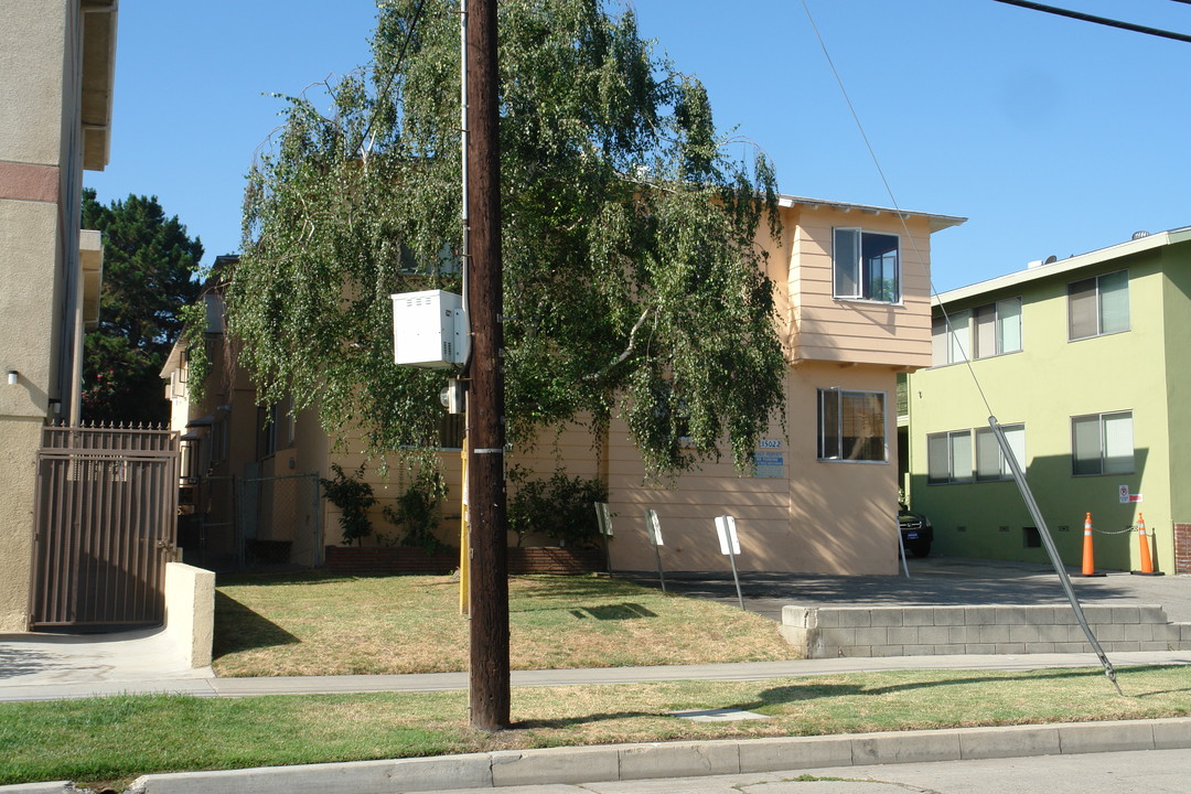 15022 Dickens St in Sherman Oaks, CA - Building Photo