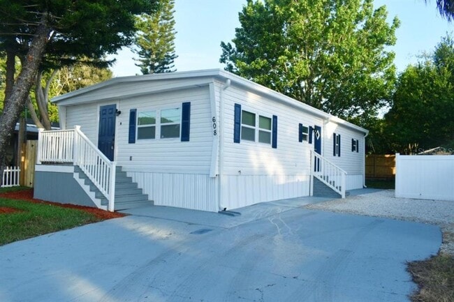 608 River Village Dr in Tarpon Springs, FL - Building Photo - Building Photo