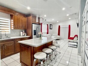 2527 W 71st Pl in Hialeah, FL - Building Photo - Building Photo