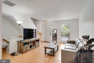 6105 Jenlar Dr in Centreville, VA - Building Photo - Building Photo