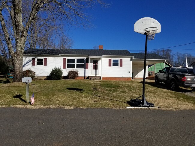 303 E Marion St in Pilot Mountain, NC - Building Photo - Building Photo