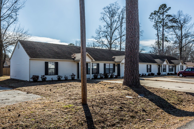 111 SW 3rd St in Bryant, AR - Foto de edificio - Building Photo