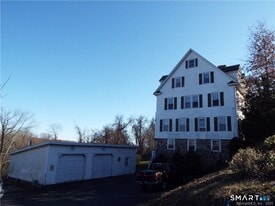 405 Mohegan Ave Pkwy in Waterford, CT - Building Photo
