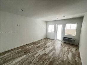 220 Collins Ave in Miami Beach, FL - Building Photo - Building Photo